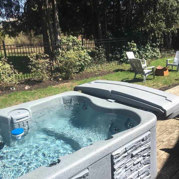 Vacation rental for 8 people, with hot tub and yard, with pets in Saugatuck