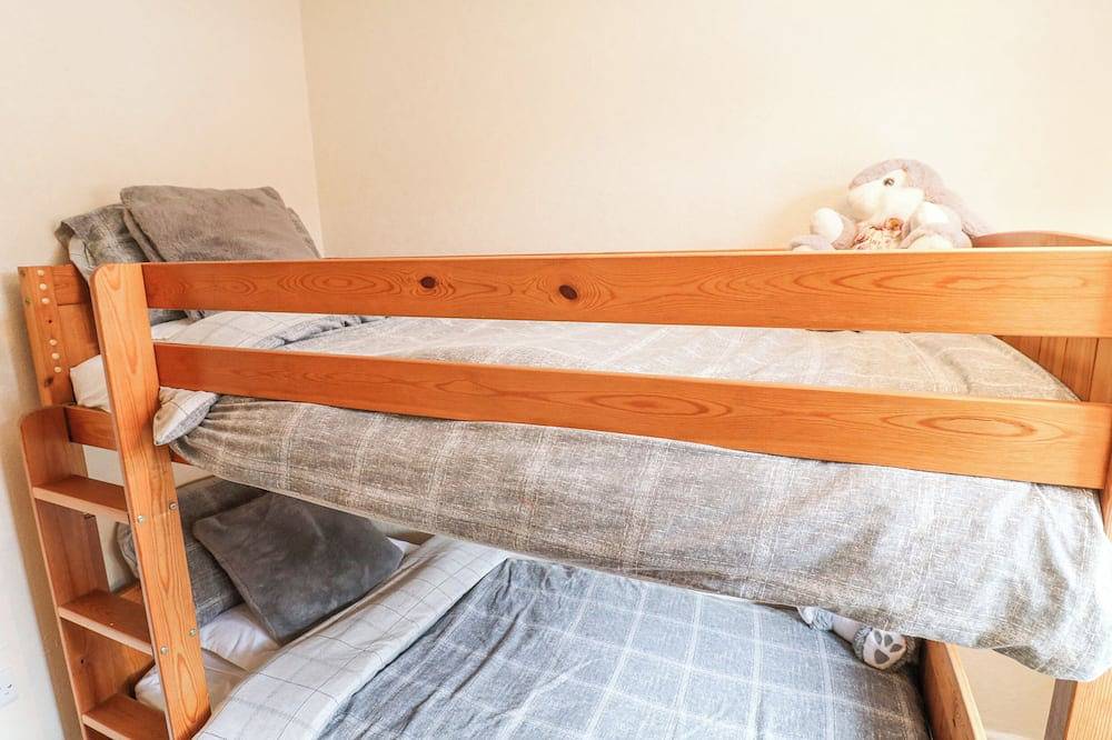 Cedar Cottage, pet friendly, with a garden in Hollingwood in Chesterfield, Derbyshire