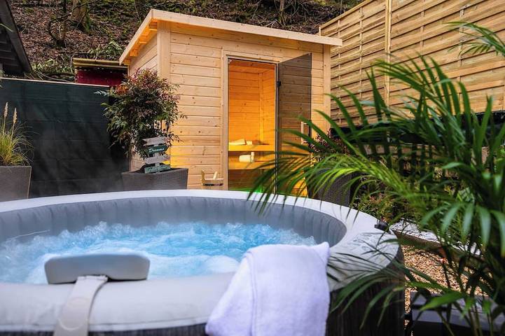 Ferienhaus für 20 Personen, mit Balkon und Pool sowie Whirlpool und Garten, mit Haustier in Bendorf