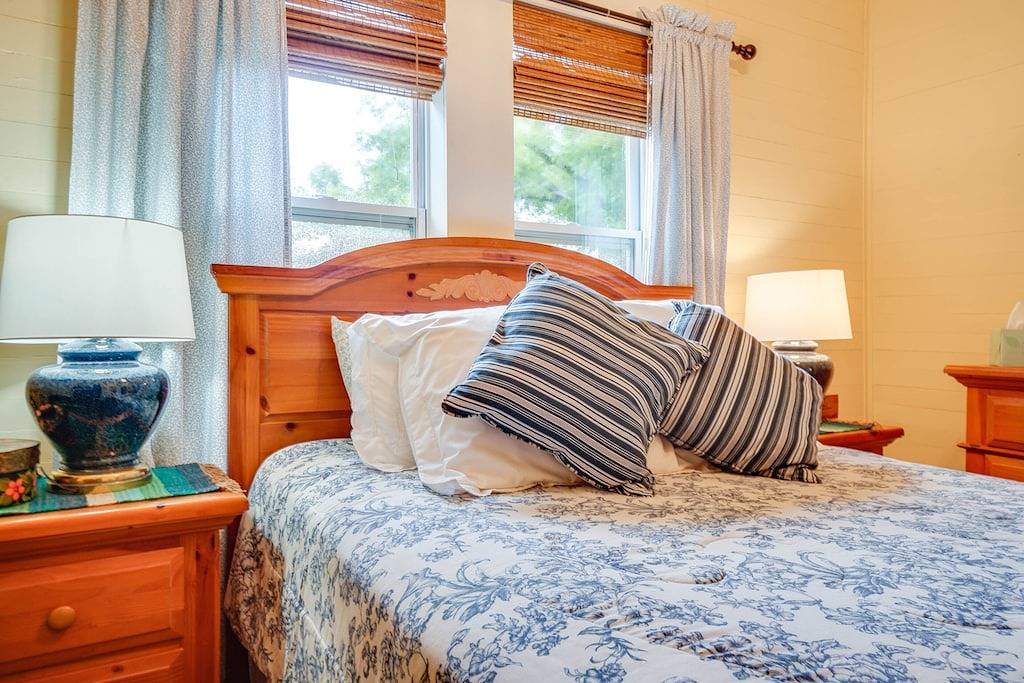 Cottage just blocks from Bay, boat ramps and downtown. Pet friendly fenced yard\n in Port St. Joe, Emerald Coast