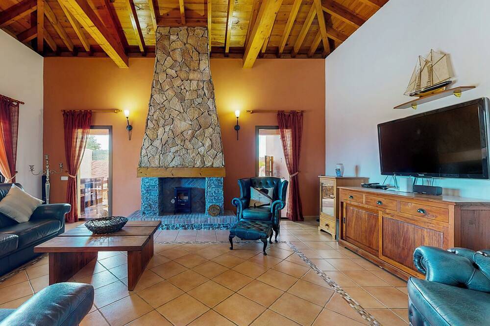 Traumvilla mit eigenem Tennisplatz, beheiztem Pool und Kinderspielplatz in Triquivijate, Antigua
