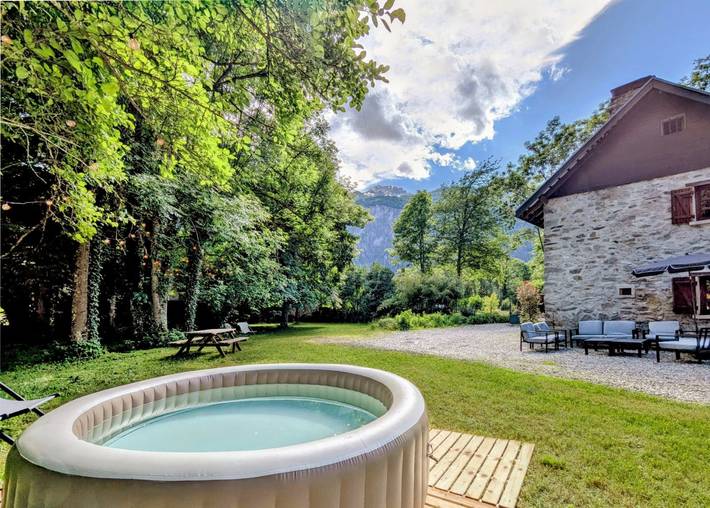 Gîte pour 10 personnes, avec terrasse ainsi que jardin et jacuzzi, animaux acceptés