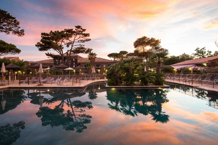 Hôtel pour 3 personnes, avec Balcon et Terrasse ainsi que Jardin et Piscine