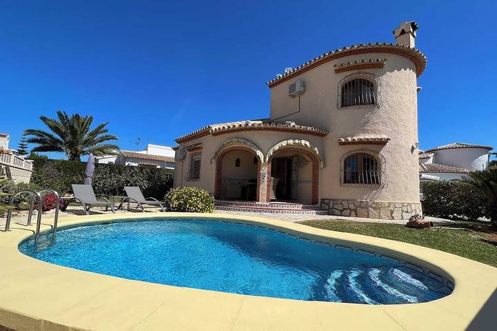 Villa für 6 Personen, mit Pool und Balkon sowie Garten - 1