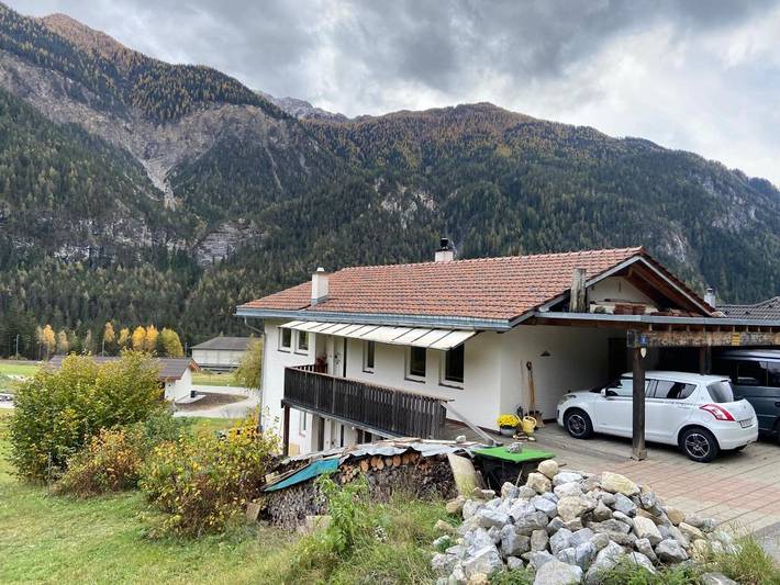 Ferienwohnung für 2 Personen, mit Balkon und Ausblick in Surava