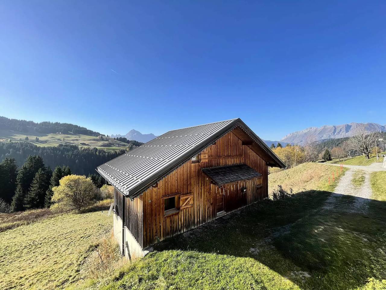 Entire apartment, Apartment La ferme des Frosses - beautiful mountain views in Notre-Dame-de-Bellecombe, Albertville region
