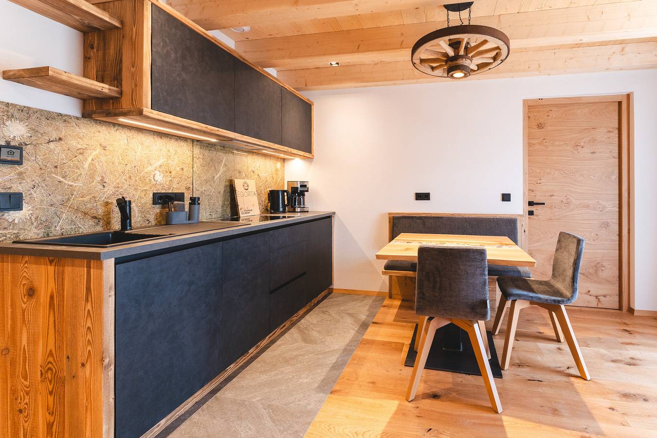 Ganze Wohnung, Ferienwohnung 'Wiese' mit Bergblick, privater Terrasse und Wi-Fi in Sexten, Südtirol