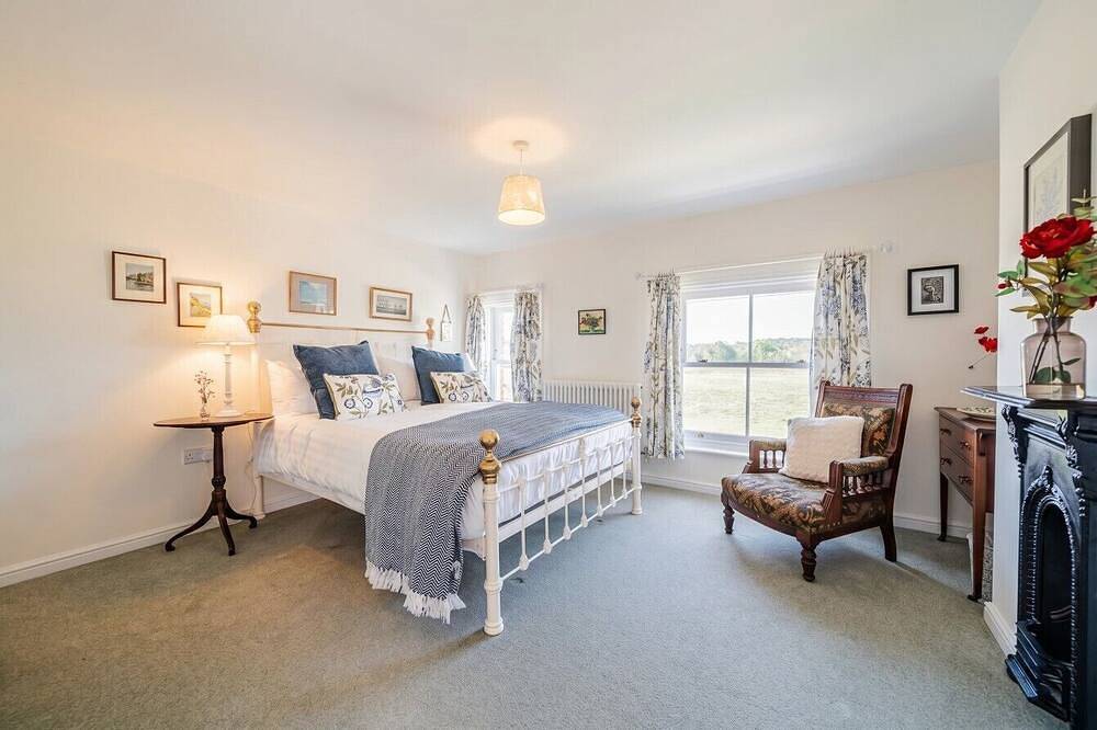Spacious family retreat with large garden and wild ponies in Brockenhurst, Hampshire
