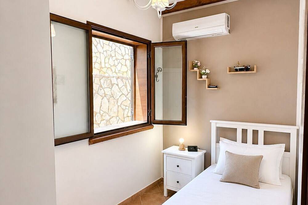 Villa Belvedere di Altavilla with Pool and Near The Sea in Altavilla Milicia, Province de Palerme