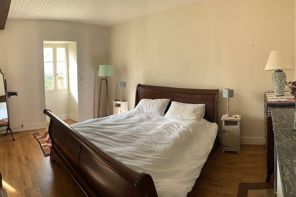 Traditional hilltop Gascon farmhouse with large pool overlooking the Pyrénées  in Saint-Arailles, Gers
