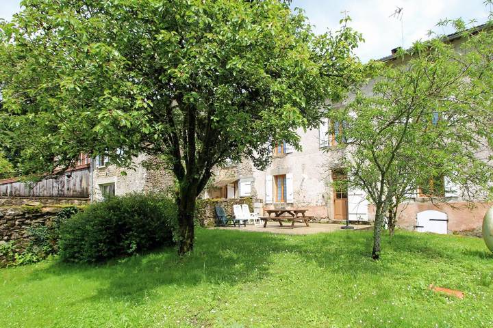 Gîte pour 7 personnes, avec jardin dans Saint-Symphorien-sur-Couze