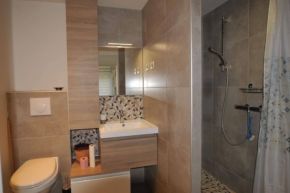 T2 ( partie de villa) indépendant, cosy,  au calme avec terrasse/jardin, parking in Lauris, Parc naturel régional du Luberon