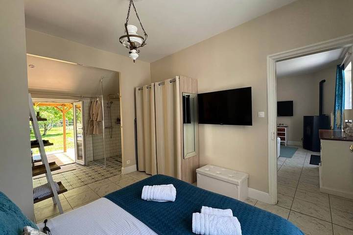 Location de vacances pour 4 personnes, avec piscine ainsi que balcon et jacuzzi à Crécy-sur-Serre - 3