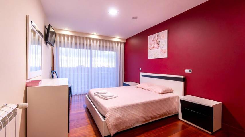 Gîte pour 2 personnes, avec terrasse et jardin ainsi que vue et piscine dans Belinho - 4