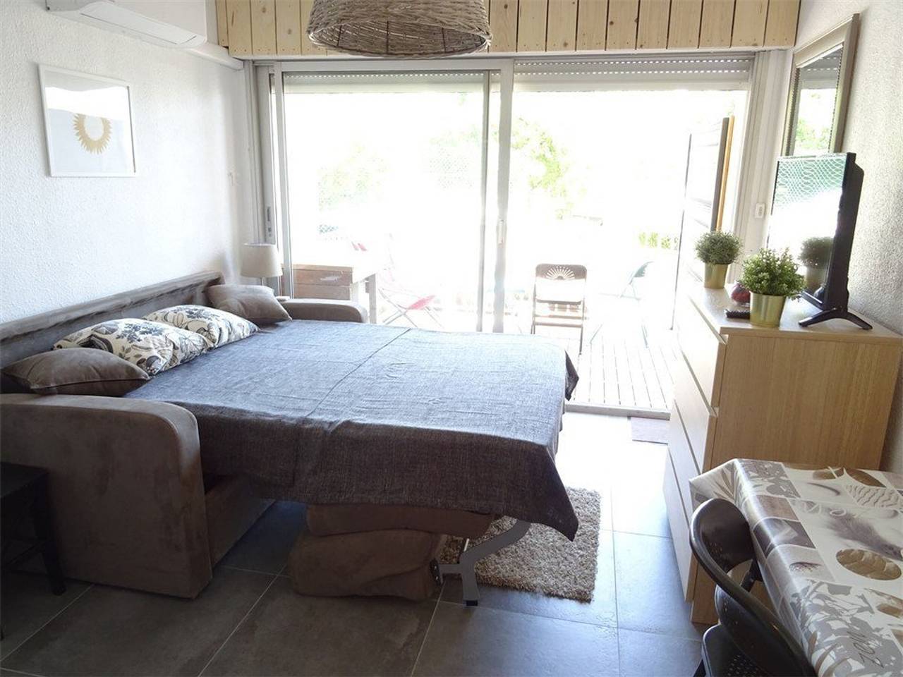 Studio entier, Charmant studio rénové avec grande terrasse, climatisation, parking privé, proche commerces et Thermes in Balaruc-les-Bains, Côte méditerranéenne (France)