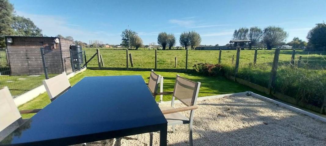 Gîte pour 4 personnes, avec jardin dans Isières