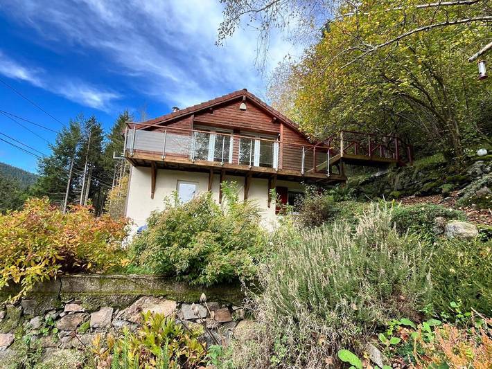 Ferienhaus für 8 Personen, mit Balkon und Whirlpool sowie Terrasse und Garten
