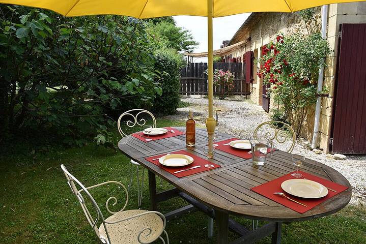 Gîte pour 4 personnes, avec jardin ainsi que terrasse et piscine