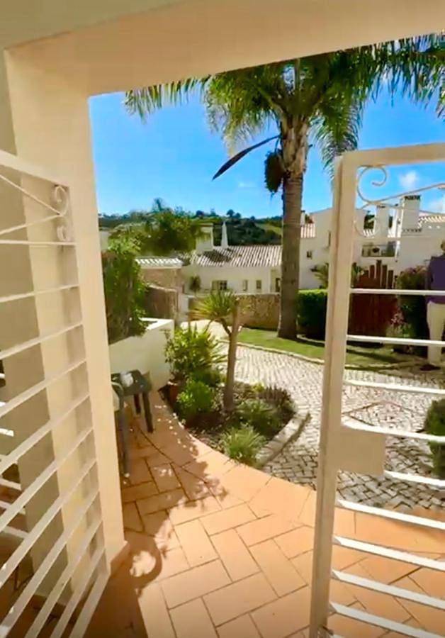 Three-Bedroom House in Budens, Distrito de Faro