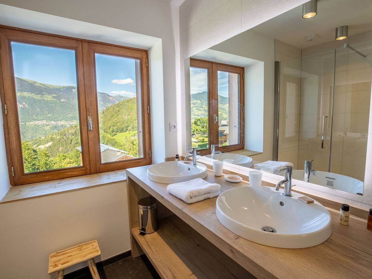 Renoviertes Chalet mit Kamin und überdachtem Parkplatz in ruhiger Lage in Les Allues, Vanoise-Massiv