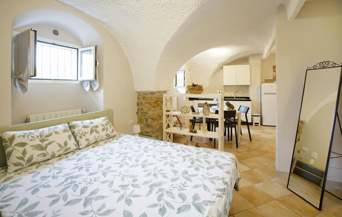Ganze Ferienwohnung, Paradies mit Meerblick und Pool, 2 km zum Strand von Baia delle Vele in Costarainera, Riviera di Ponente