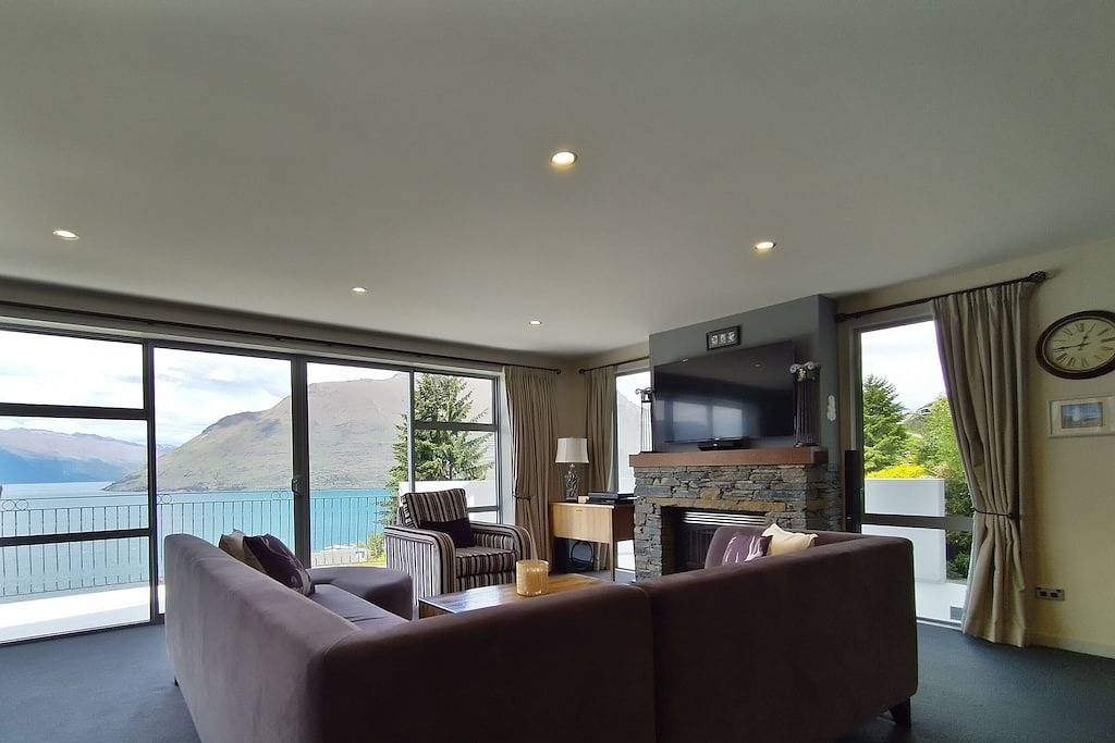 Atemberaubende Aussicht auf den See und die Berge in Queenstown, Otago