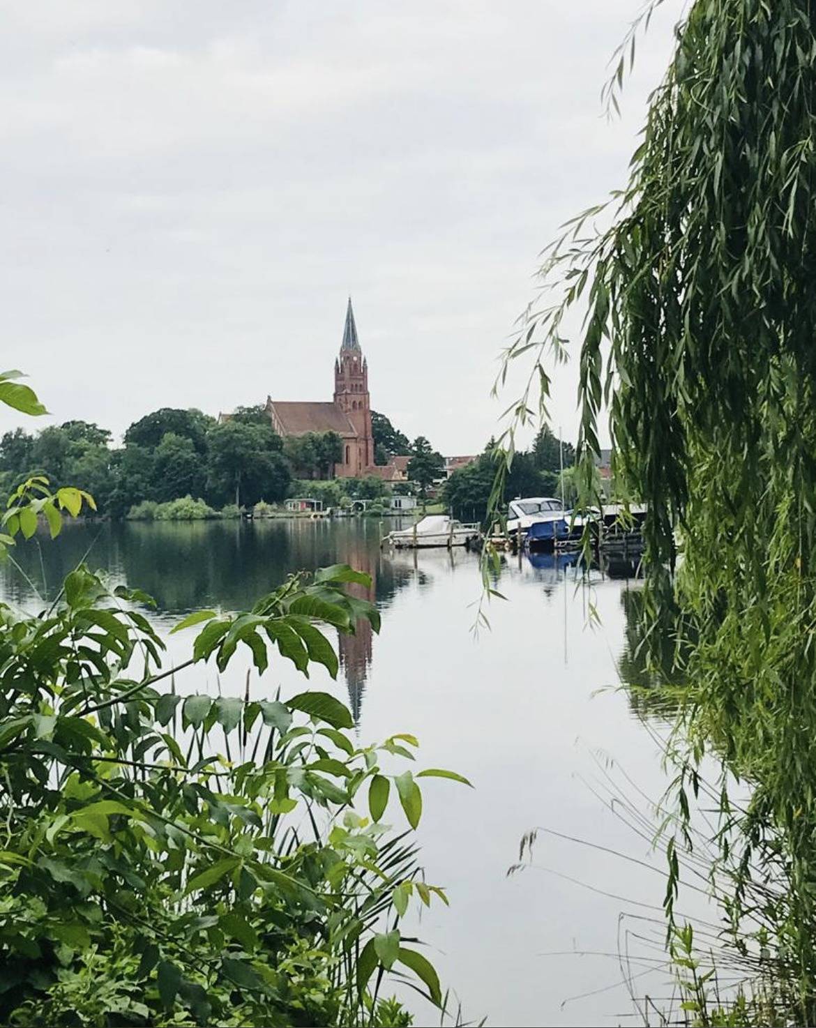 Ganze Wohnung, Ferienwohnung 'Souterain' mit Seeblick, privater Terrasse und Wlan in Röbel, Müritz