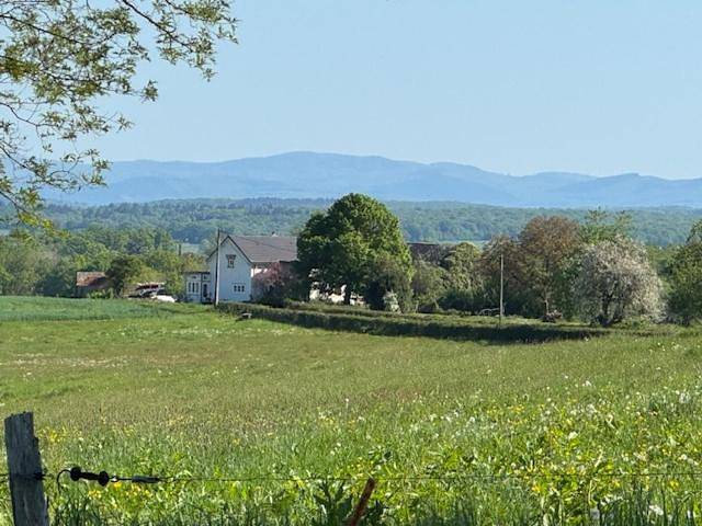 Location de vacances pour 10 personnes, avec vue et jardin à Cronat - 2