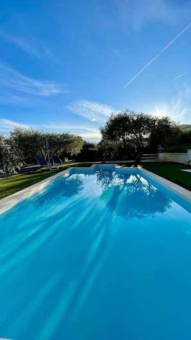Location de vacances pour 6 personnes, avec vue et jardin ainsi que piscine et terrasse, animaux acceptés à Camps-la-Source