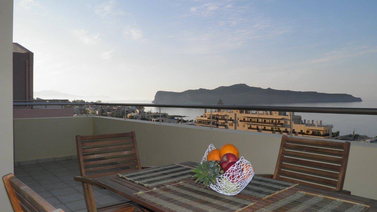 Ganze Ferienwohnung, Geräumiges Apartment mit traumhaftem Blick vom Balkon in Kato Stalos, Agia Marina