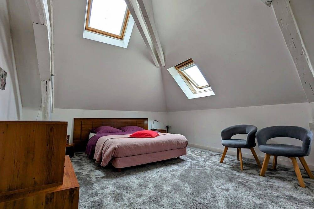 Spacious 4-Person Room with Private Bath and Breakfast Included in Châteauroux, Châteauroux region