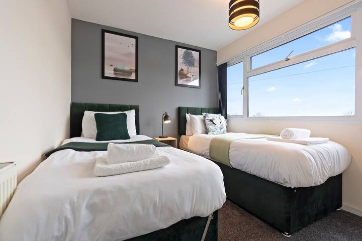 Charming 3 Bedroom House in Birmingham sleeps 7 in Solihull, Birmingham Area