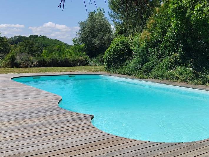 Location de vacances pour 14 personnes, avec jardin et terrasse ainsi que vue et piscine à Gauriac