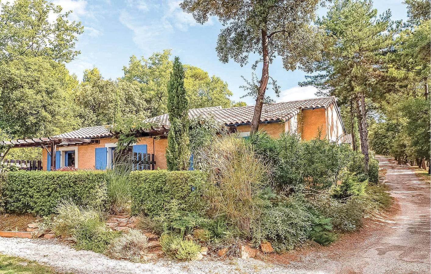 Cozy Apartment with Pool & Parking Near Connaux Centre in Gaujac, Nimes region