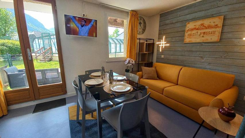 Gîte pour 7 personnes, avec Terrasse ainsi que Jardin et Piscine à Bielle (Pyrénées-Atlantiques)