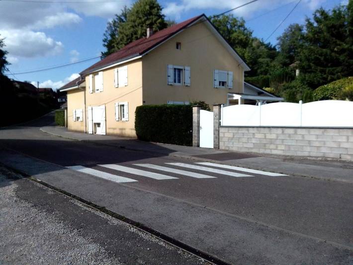 Gîte pour 2 personnes, avec Balcon et Terrasse ainsi que Jardin et Piscine à Froideterre