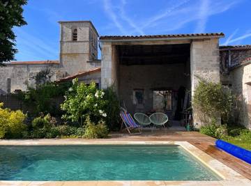 Gîte pour 3 personnes, avec piscine ainsi que jardin et terrasse en Charente