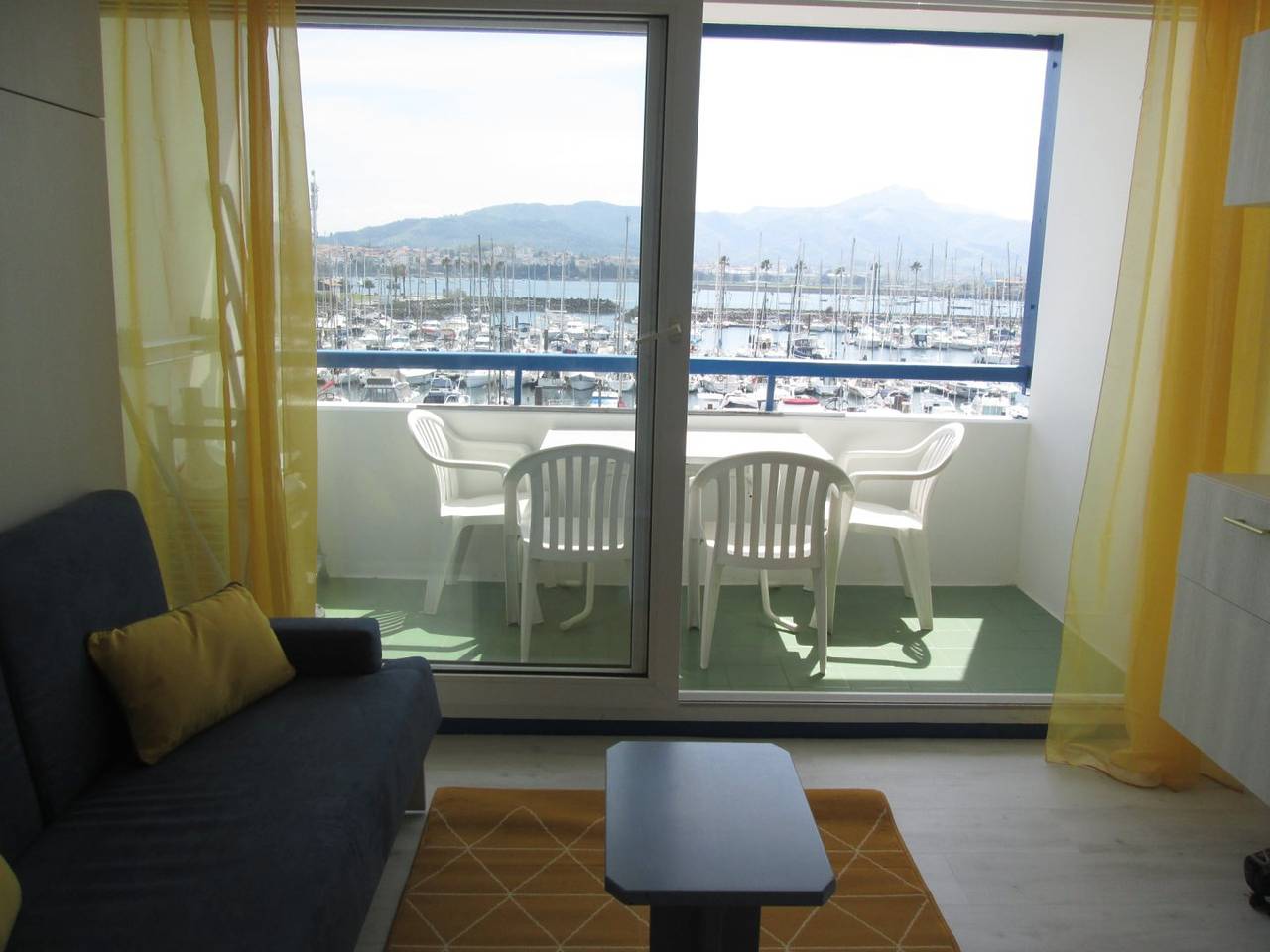 Studio entier, Appartement très belle vue sur le port, parking, piscine, Wifi in Hendaye, Région de Bayonne