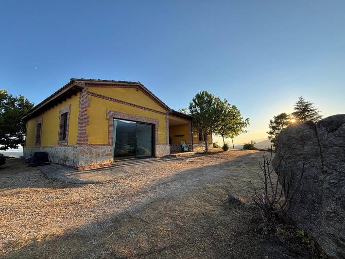Casa rural para 8 personas, con terraza y jardín además de vistas y piscina en Guisando