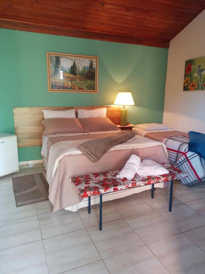 Casas e apartamentos de temporada para 3 pessoas, com piscina e jardim e ainda vista em Serra Negra