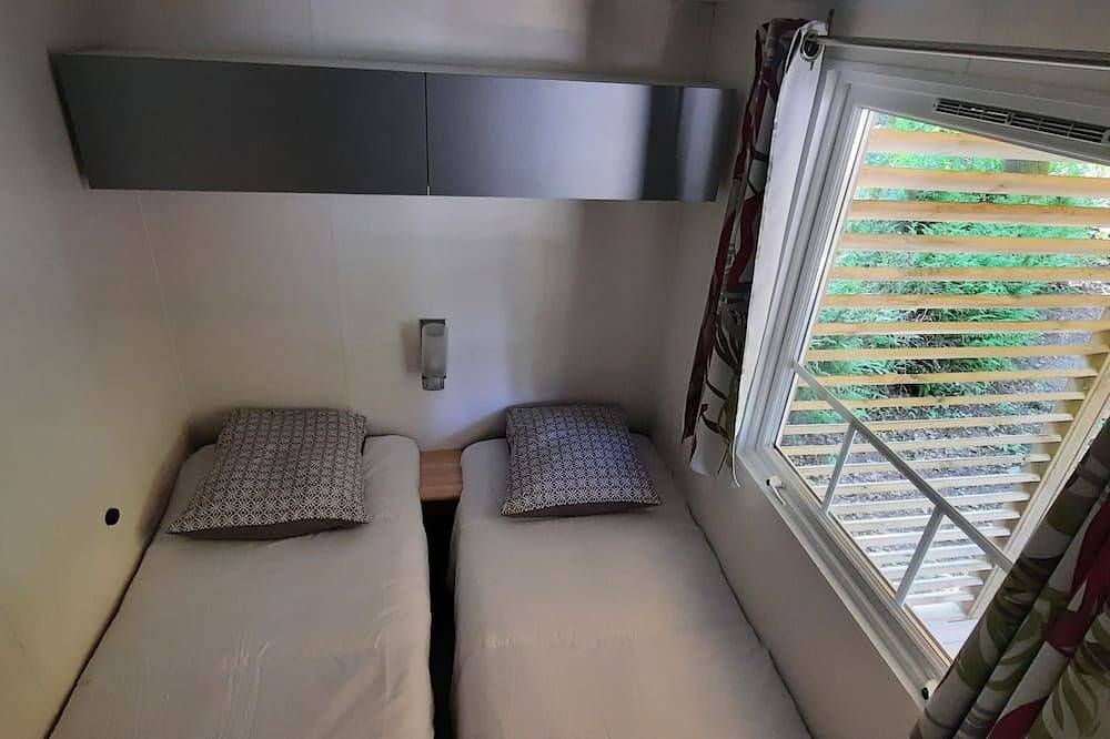 Mobil home 6 pers camping 3* sur belle parcelle au calme avec piscine in Saint-Chéron, Essonne