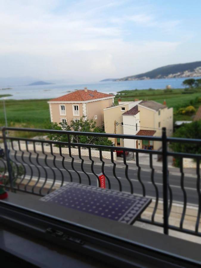 Maison d’hôte pour 2 personnes, avec jardin ainsi que vue et terrasse à Trogir