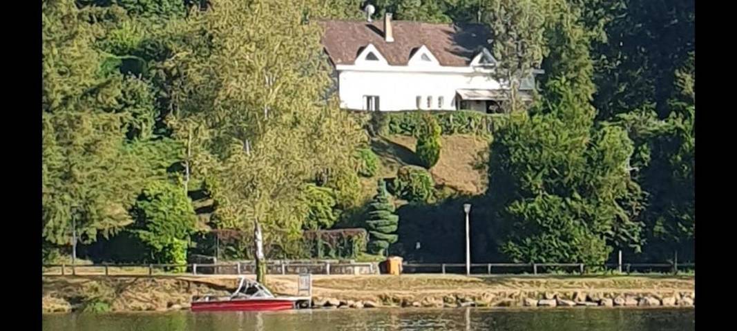 Location de vacances pour 12 personnes, avec terrasse et jardin à Bujaleuf