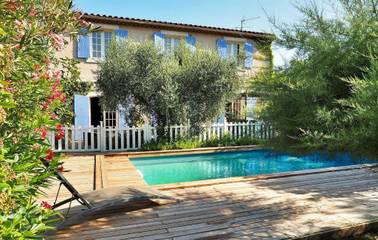 Location de vacances pour 6 personnes, avec piscine et terrasse à Fontvieille