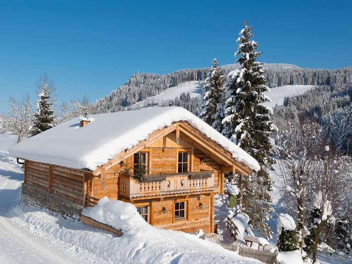Ferienhaus für 6 Personen, mit Balkon und Whirlpool sowie Terrasse und Garten im Tennengebirge