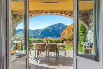 Villa für 8 Personen, mit Seeblick und Balkon sowie Pool am Comer See