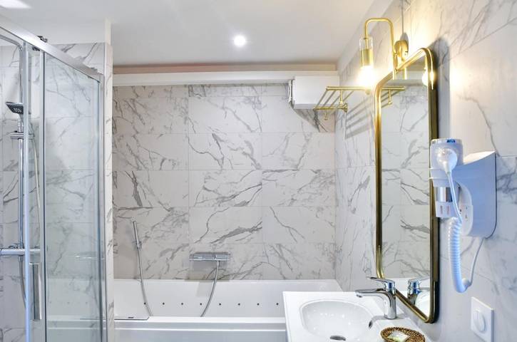 Hôtel pour 2 personnes, avec Terrasse à Villars-les-Dombes - 2