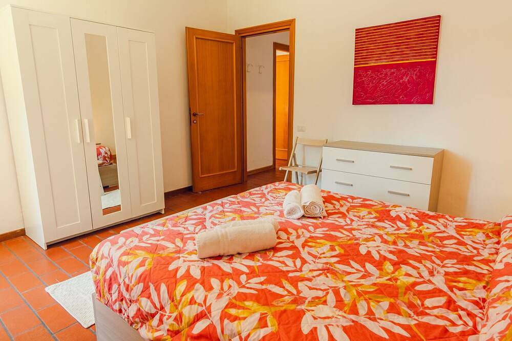 Wohnstätte-Poolblick-Eigenes Badezimmer-Apartment-lago di garda vacanza in Costermano, Gardasee-Berge