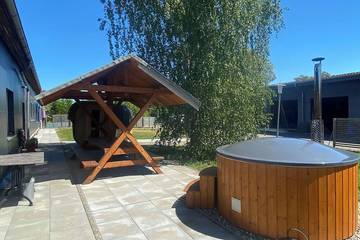 Ferienhaus für 22 Personen, mit Sauna und Terrasse sowie Garten und Whirlpool, mit Haustier in Oberuckersee