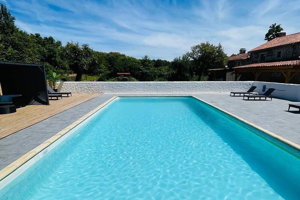 Perfect spacious country retreat with large pool and activity barn in La Chapelle-Pouilloux, Région de Niort
